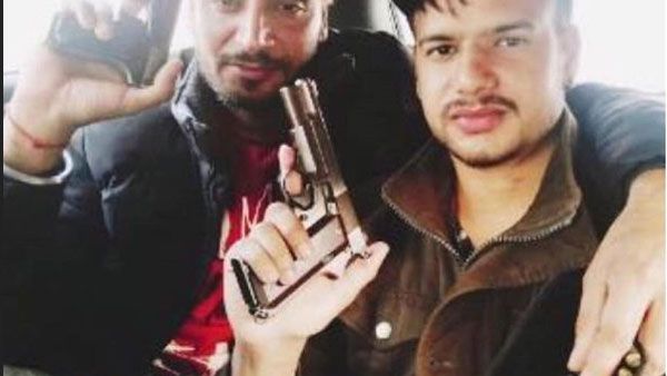 చంపి... ఫేస్‌బుక్‌లో పోస్ట్‌చేసిన ఘనుడు....!!