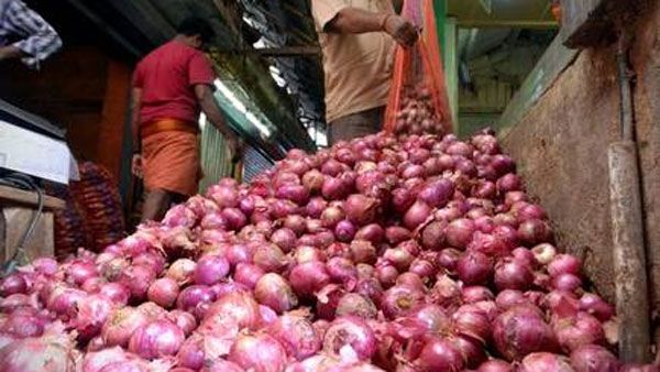 దేశంలో పెరిగిన ఉల్లిపాయల దొంగలు: బాలీవుడ్ స్టైల్ లో ట్రక్ నుండి 20 లక్షల విలువైన ఉల్లిపాయల చోరీ