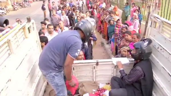 హెల్మెట్లు వేసుకుని ఉల్లి విక్రయిస్తున్న ఉద్యోగులు, ఉల్లి కోసం ప్రజలు దేనికైనా సిద్దం, పోలీసులు !