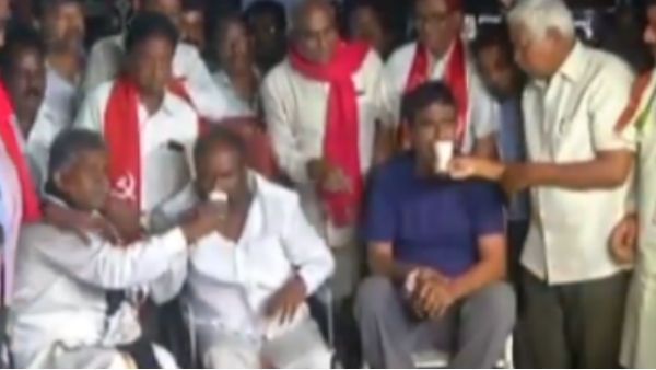 TSRTC STRIKE:జేఏసీ నేతల దీక్ష విరమణ, నిమ్మరసం ఇచ్చిన కోదండరాం, సడక్ బంద్ వాయిదా...