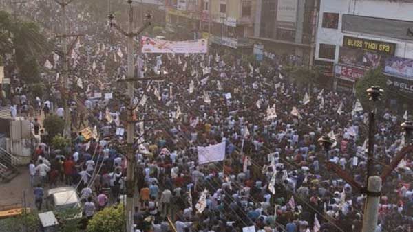 పవన్ కళ్యాణ్ సభలో కలకలం: కరెంట్ షాక్ తో గాయాలు: ఆస్పత్రికి తరలింపు..!
