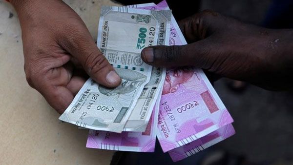 ఆ ఇద్దరికీ ఒకే ఖాతా: ఎస్బీఐలో వింత! ‘నాకేం తెలుసు.. ప్రధాని మోడీ డబ్బులు వేస్తున్నారనుకున్నా’