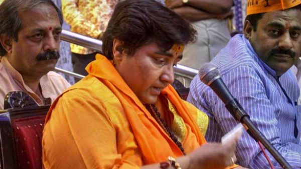 నోరు జారింది..వేటు పడింది: గాడ్సేను పొగడటంతో ఆ పదవి కోల్పోయిన ప్రగ్యా ఠాకూర్