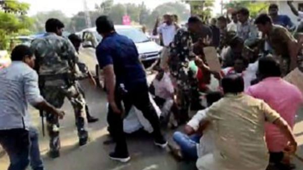 సత్యవతి రాథోడ్ కు ఆర్టీసీ కార్మికుల నిరసన సెగ .. మంత్రి కాన్వాయ్ ను అడ్డుకున్న ఆర్టీసీ కార్మికులు