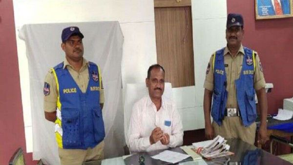 తహాసీల్దార్‌‌లకు భద్రతగా పోలీసులు...!