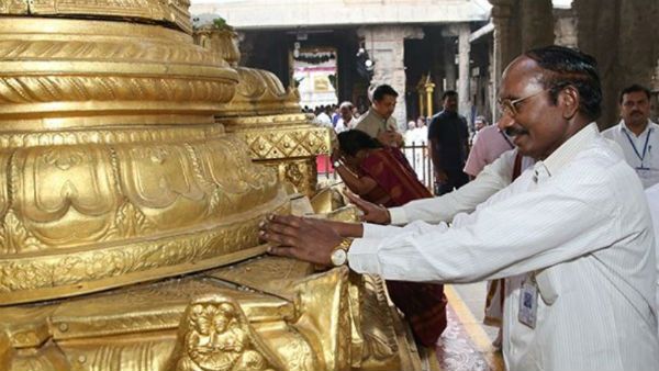 పీఎస్ఎల్వీ-సీ47 కార్టోశాట్ కౌంట్ డౌన్: శ్రీవారి సేవలో ఇస్రో ఛైర్మన్: స్వామివారి పాదాల వద్ద నమూనా