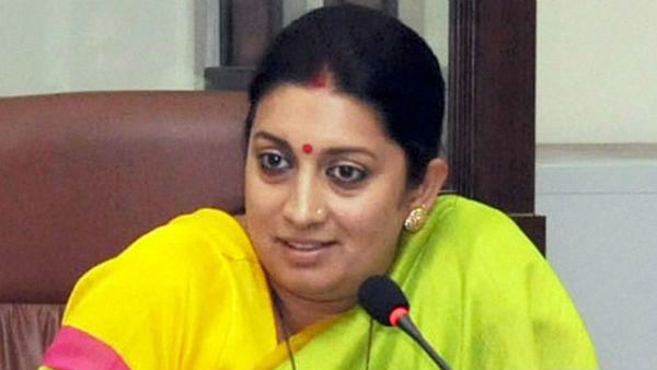 కత్తి తిప్పిన స్మృతి ఇరానీ.. కేంద్రమంత్రి ఫీట్ వైరల్