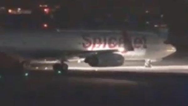 తిరుపతి: పైలట్ అప్రమత్తతో స్పైస్ జెట్ విమానానికి తప్పిన ముప్పు