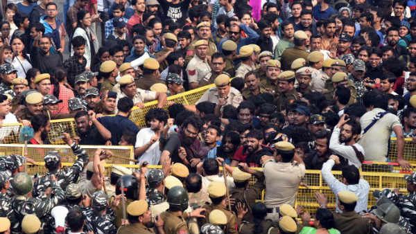 ఉద్రిక్తతకు దారితీసిన జేఎన్‌యూ విద్యార్థుల నిరసన.. స్టూడెంట్స్ అరెస్ట్, విడుదల