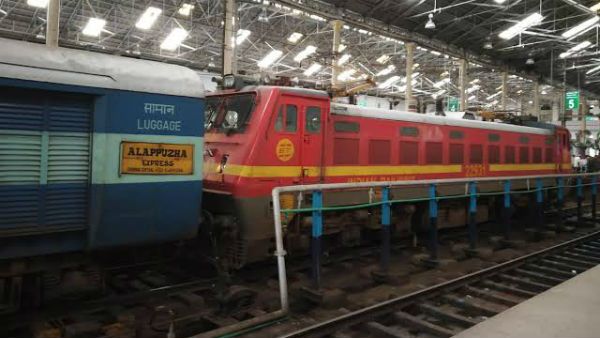 పట్టాలపై మందు పార్టీ.. రైలు ఢీ కొని నలుగురు ఇంజినీరింగ్ విద్యార్థులు దుర్మరణం!