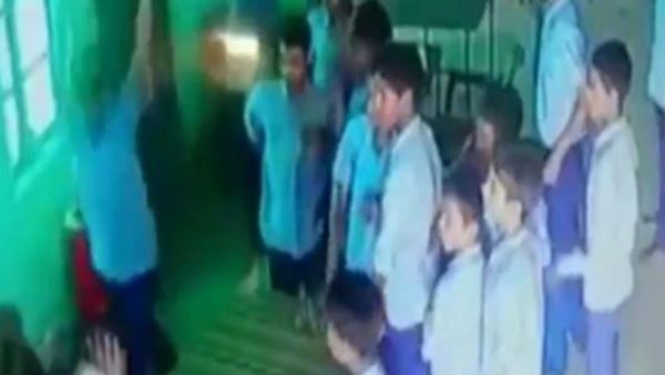 పాఠశాలలో దారుణం: మహిళా టీచర్‌పై కుర్చీలతో విద్యార్థుల దాడి(వీడియో)