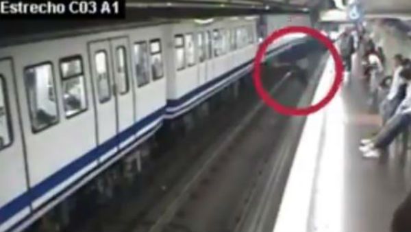 ఫోన్ చూస్తూ రైలు పట్టాలపై పడిన యువతి.. అప్పుడే వచ్చిన రైలు..(వీడియో)