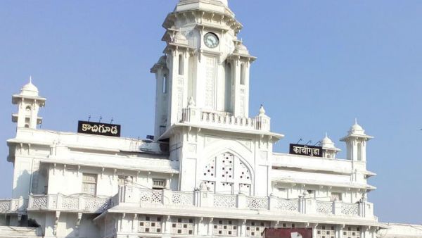 కాచిగూడలో రెండు రైళ్లు ఢీ: ఎంఎంటీయస్ మూడు కోచ్ లు ధ్వంసం: పలువురికి గాయాలు..!