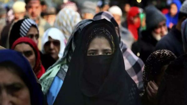 పళ్ళు ఎత్తుగా ఉన్నాయని భార్యకు తలాక్ చెప్పిన భర్త ... న్యాయం కోసం భార్య ఫిర్యాదు