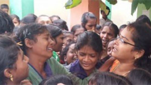 మమ్మల్ని వదిలి వెళ్లొద్దు మేడం అంటూ ..టీచర్ ను ఆపి కన్నీరు మున్నీరైన విద్యార్థులు