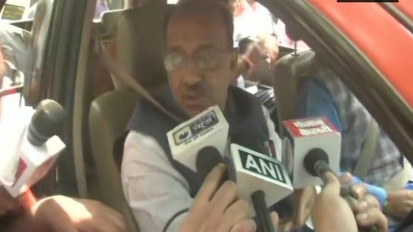 సరి - బేసి విధానానికి సహకరించని బీజేపీ లీడర్.. చలానా వేసిన ట్రాఫిక్ పోలీస్