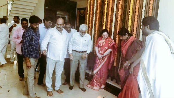 విజయవాడలో విజయసాయి రెడ్డి సెటిల్: గృహప్రవేశం..!