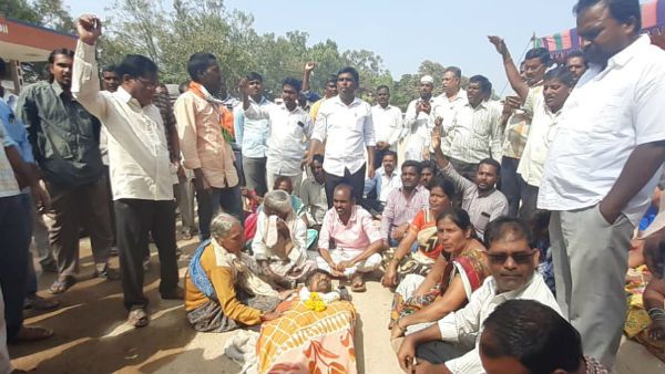 మరో ఆర్టీసీ కార్మికుడు మృతి .. శవంతో బైటాయించిన కార్మికులు .. పరిగి డిపోలో ఉద్రిక్తత