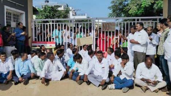 సీఎం కేసీఆర్ ఎక్కడ?: గేటుకు తాళం, మహిళా వైద్యురాలి ఇంటి వద్ద ఉద్రిక్తత, నేతల అడ్డగింత