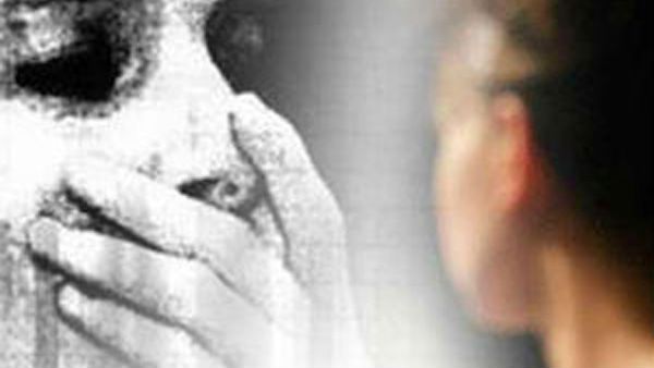 ఘోరం: కాళ్లు, చేతులు కట్టేసి.. కట్టుకున్న భార్యపై స్నేహితులతో కలిసి గ్యాంగ్‍రేప్