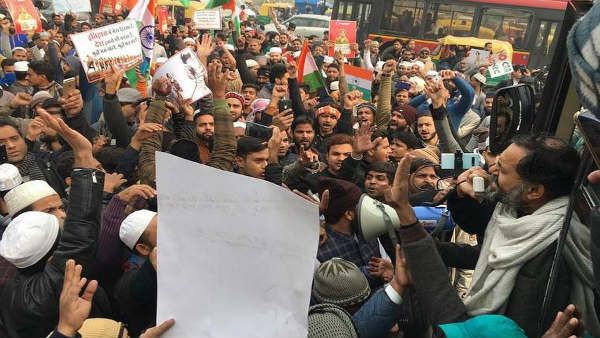 ఢిల్లీ గుర్గావ్‌ దారిలో ట్రాఫిక్ జాం, 18 మెట్రో స్టేషన్లు క్లోజ్