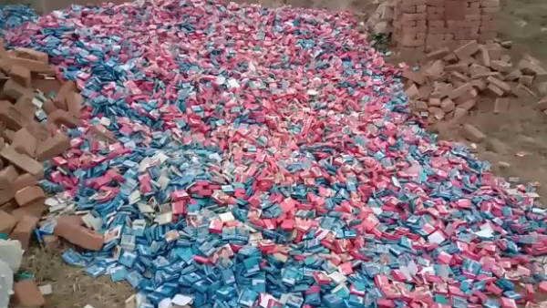 గుట్టలకొద్దీ కండోమ్ ప్యాకెట్లు.. చూసిన జనం షాక్.. అక్కడొద్దని ఆందోళన..