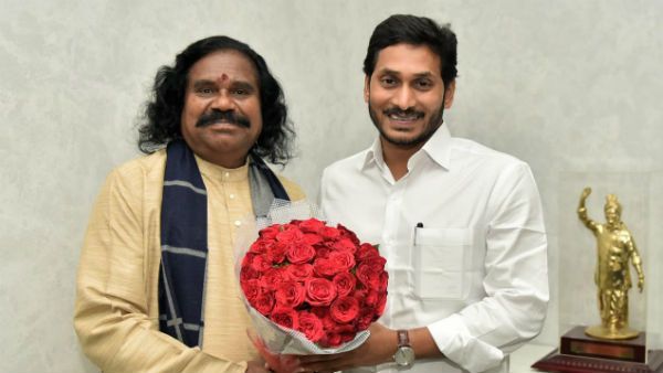 సీఎం జగన్‌తో మాజీ కేంద్రమంత్రి సురేశ్ ప్రభు భేటీ, రాజకీయాలపై చర్చ