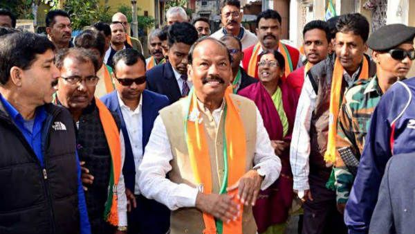 నీ కులమేంటి? ఆ లక్షణాలు లేవే!.. మాజీ సీఎం మెడకు కేసుల ఉచ్చు