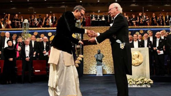 ఏదేశమేగినా ఎందుకాలిడినా: భారత వస్త్రధారణలో నోబెల్ పురస్కారం అందుకున్న అభిజీత్