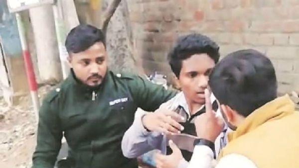 వీడియో వైరల్: పౌరసత్వ చట్టంపై వ్యతిరేకమెందుకంటూ స్టూడెంట్స్‌పై ఏబీవీపీ దాడులు