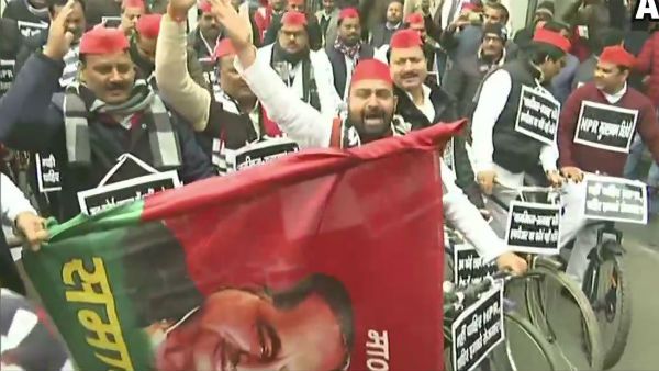 పౌరసత్వ సవరణ చట్టానికి నిరసన: సైకిలెక్కిన మాజీ ముఖ్యమంత్రి..!