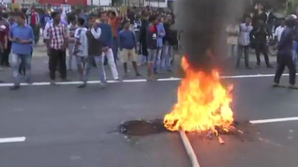 అసోంలో బంద్ హింసాత్మకం: కర్ఫ్యూ..ఇంటర్నెట్ సేవలు నిలిపివేత: బలగాల తరలింపు..!