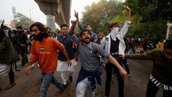 పౌరసత్వ సవరణ చట్టం ఎఫెక్ట్ : ముస్లిం కుటుంబాలకు పోలీసుల వేధింపులు