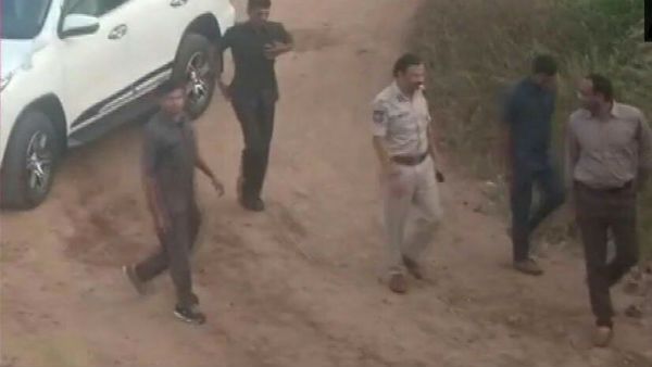 Disha case encounter: నిందితుల ఎన్‌కౌంటర్‌ పై విమర్శలు... ఏదైనా చట్ట ప్రకారమే జరగాలంటున్న పలువురు