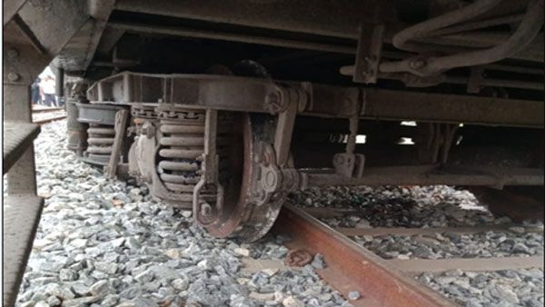 Tirupati Shirdi Express: పట్టాలు తప్పిన తిరుపతి-షిర్డీ ఎక్స్ ప్రెస్.. !