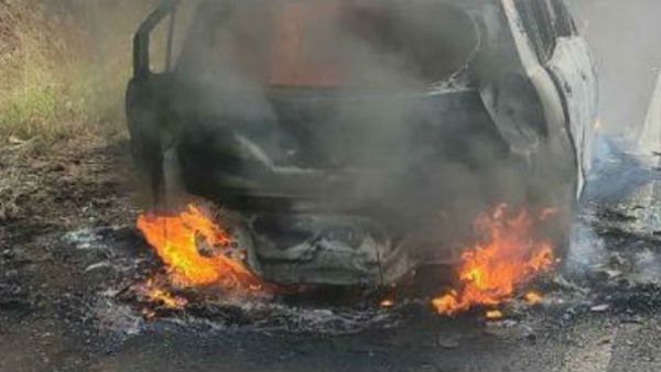 భర్త, పిల్లల కళ్ల ముందే కారులో మహిళ సజీవదహనం, ఆంధ్రాలో బంధువుల కోసం వెలుతుంటే !