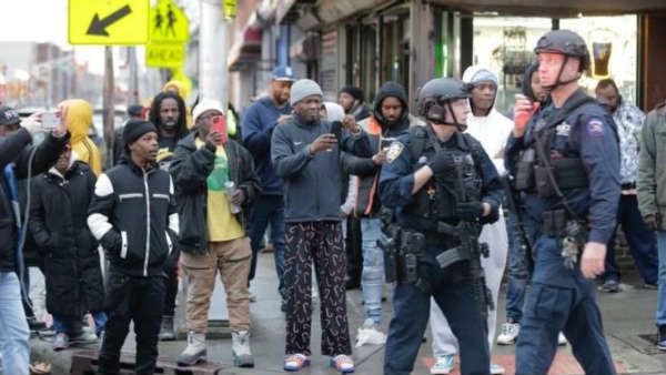 అమెరికాలో కాల్పుల కలకలం: దుండగుల కాల్పుల్లో పోలీసు సహా ఆరుగురి మృతి..