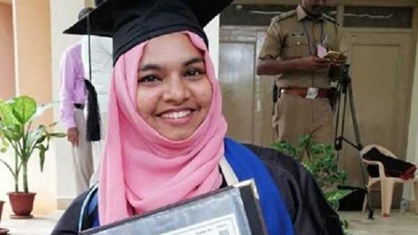 బుర్ఖా ధరించిందని బయటకు పంపారు..గోల్డ్ మెడల్ తిరిగిచ్చేసిన విద్యార్థిని