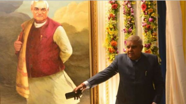 మమత బాధించారు, వాజ్‌పేయి విగ్రహావిష్కరణకు డుమ్మా, ప్రతినిధిని కూడా పంపలేదన్న గవర్నర్