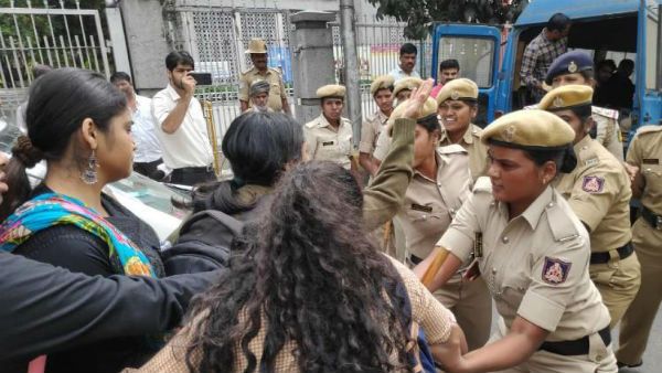 HCU: రణరంగంగా ఎగ్జిబిషన్ గ్రౌండ్స్: హైదరాబాద్ సెంట్రల్ వర్శిటీ విద్యార్థుల అరెస్ట్: వందమందికి పైగా.