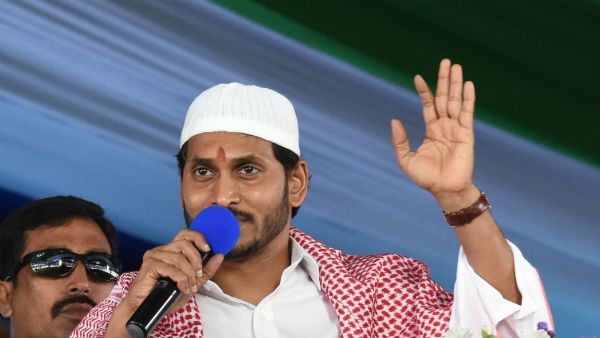 వైజాగ్‌లో సీఎం జగన్‌కు ఆత్మీయ స్వాగతం, దారిపొడవునా మానవహారం..