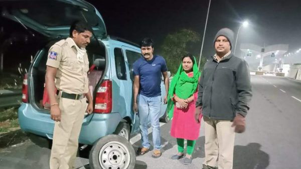 Dial 100: అర్ధరాత్రి ఔటర్ రింగ్ రోడ్డుపై కారు టైర్ పంక్చర్: డయల్ 100కు ఫోన్.. !