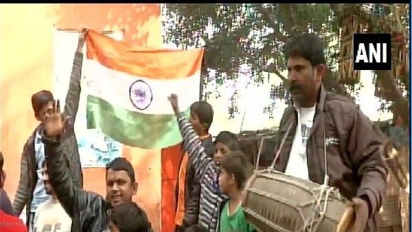 పౌరసత్వ బిల్లు అమోదంతో .... సంబరాలు చేసుకున్న పాకిస్తాన్ శరణార్థులు...