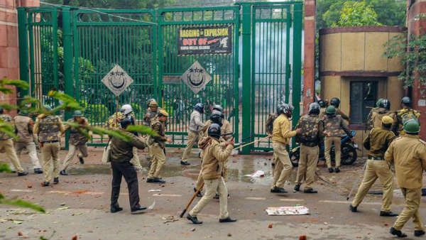 జామియా విద్యార్థులకు బుల్లెట్ గాయాలు..పోలీసులు చెబుతున్నదేమిటి..?