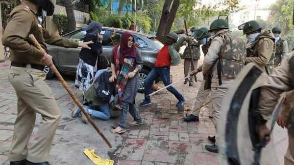 ఢిల్లీ పోలీసుల మెడకు: జామియా వర్శిటీ విద్యార్థినులను లైంగికంగా: ప్రైవసీకి దెబ్బ: వైస్ ఛాన్సలర్ ఫైర్.