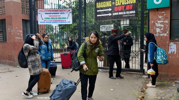 అమ్మాయిల బాత్‌రూంలోకి పోలీసులు ప్రవేశించారు..వెంటనే చర్యలు తీసుకోండి: విద్యార్థులు