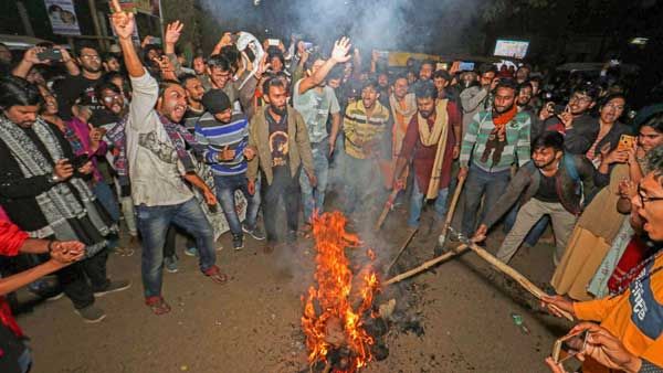 హైదరాబాద్ ఎన్‌కౌంటర్ కేసును విచారించాల్సి ఉంది.. మీ గోలేంటీ?: జామియా విద్యార్థులకు సుప్రీం చీవాట్లు