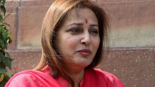 దిశ ఘటనపై స్పందించిన జయప్రద ... చట్టాన్ని చేతుల్లోకి తీసుకోవద్దని హితవు