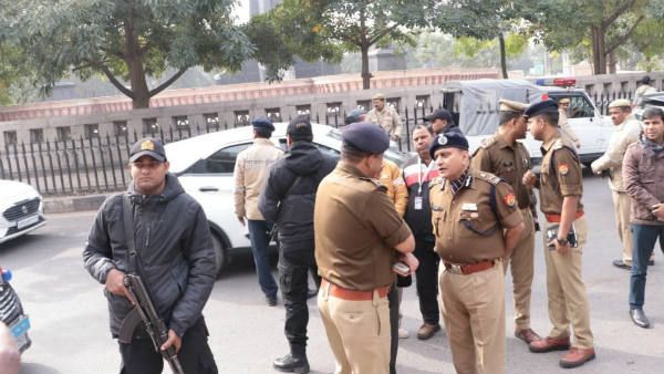 లక్నోలో పోలీసుల కాల్పులు.. ఒకరి మృతి, ముగ్గురికి గాయాలు...