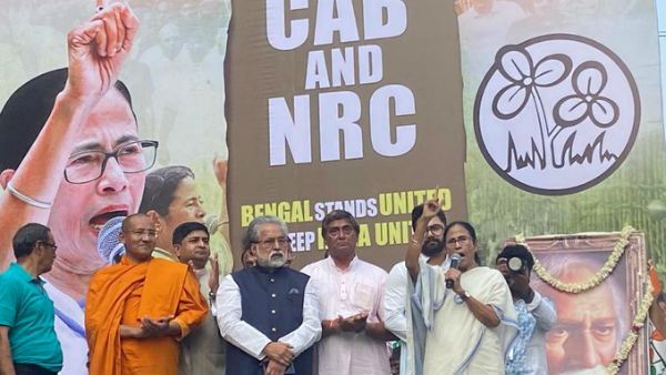 ప్రభుత్వాన్ని బర్తరఫ్ చేసినా సరే: కంఠంలో ఊపిరి ఉన్నంత వరకూ తల వంచ: మమతా ఫైర్